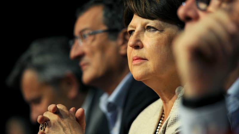 Martine Aubry et François Lamy (à l'arrière-plan) au congrès de Poitiers en 2015.