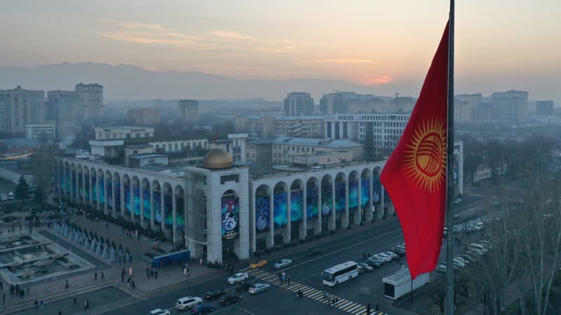 Le drapeau national kirghize renouvelé se trouve sur la place centrale Ala-Too à Bichkek, le 3 janvier 2024.