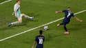 Manuel Neuer arrête même un tir de Kylian Mbappé, signalé en position de hors-jeu