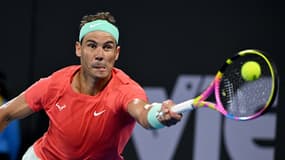 Rafael Nadal n'a fait qu'une bouchée de l'Autrichien Dominic Thiem, ce mardi à Brisbane, pour son retour à la compétition en simple, après un an d'absence