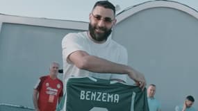 Karim Benzema avec le maillot de l'Algérie pendant ses vacances, le 5 juin 2024