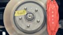 Une étiquette "Proto 1", les étriers de frein rouge avec le logo Tesla... la marque californienne joue à fond la carte du teasing dans sa dernière vidéo