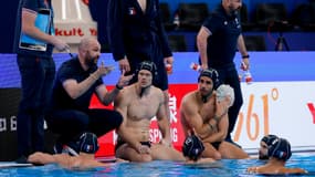 Florian Bruzzo et l'équipe de France de water-polo lors d'un temps mort en demi-finale du Mondial, 15 février 2024