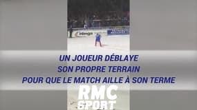 Un joueur déblaye son propre terrain pour que le match aille à son terme