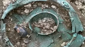 Un grand chaudron en bronze est la pièce maîtresse d'une importante découverte archéologique: la tombe d'un prince celte, exhumée dans l'Aube.