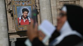 Le portrait de Carlo Acutis, adolescent italien décédé, est projeté sur la façade de la basilique Saint-Pierre avant sa canonisation sur la place Saint-Pierre au Vatican, le 7 septembre 2025.