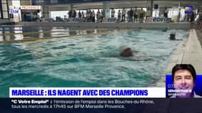 Marseille: des enfants apprennent à nager avec des champions