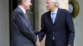 Jacques Chirac et Dominique de Villepin, en 2007 sur le perron de l'Elysée. L'ancien Premier ministre, considéré comme un proche du président qui l'avait nommé, s'est dit opposé à un renvoi du procès de Jacques Chirac, qui doit être jugé à partir de lundi
