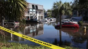 Des voitures sont inondées dans un complexe d'appartements après le passage de l'ouragan Milton le 10 octobre 2024 à Clearwater, en Floride.