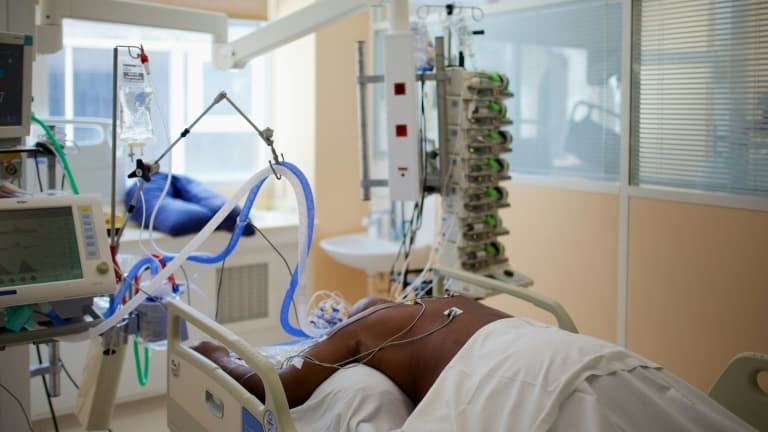 Un patient dans une unité Covid.
