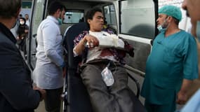 Un homme blessé dans l'attaque de l'université de Kaboul le 2 novembre 2020 arrive à l'hôpital 