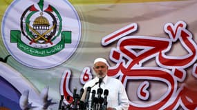 Le chef du Hamas palestinien, Ismail Haniyeh, participe à la prière de l'Aïd al-Fitr le 17 juillet 2015 dans la banlieue est de la ville de Gaza, à Al-Shejaiya.