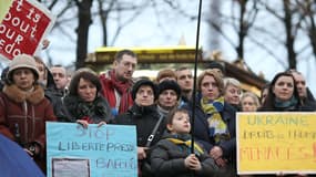 A Paris, près de 400 personnes, des Ukrainiens et des français (pro opposition) ont manifesté près du ministère des Affaires étrangères, jeudi après-midi.