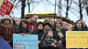 A Paris, près de 400 personnes, des Ukrainiens et des français (pro opposition) ont manifesté près du ministère des Affaires étrangères, jeudi après-midi.