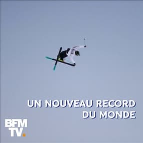 Un champion de ski bat le record du saut le plus haut du monde sur un quarter-pipe