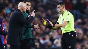 Erik Ten Hag s'emporte contre l'arbitre lors de Barça-Manchester United en 2023