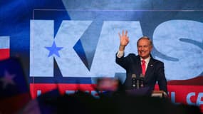 Le 16 novembre 2025, au Chili, José Antonio Kast, candidat du Parti républicain à l'élection présidentielle, salue ses partisans après avoir obtenu la deuxième majorité lors de cette élection