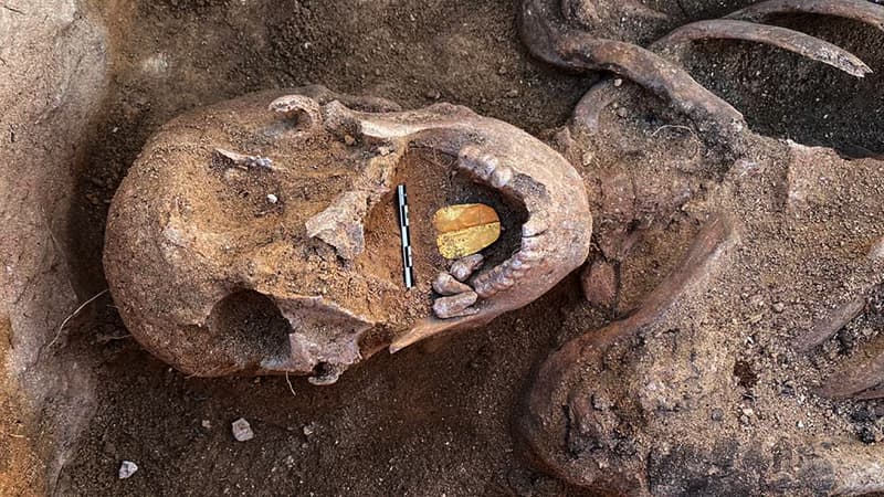 Une momie de 2000 ans avec une amulette en feuille d'or dans la bouche a été découverte au temple Taposiris Magna dans l'ouest d'Alexandrie, le 29 janvier 2021.