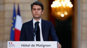 Le Premier ministre Gabriel Attal prononce un discours suite aux premiers résultats du second tour des élections législatives françaises à Matignon à Paris, le 7 juillet 2024.