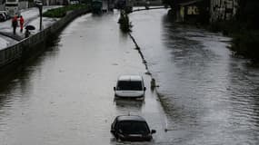 Des voitures submergées dans une zone commerciale de Givors, dans le Rhône, le 17 octobre 2024