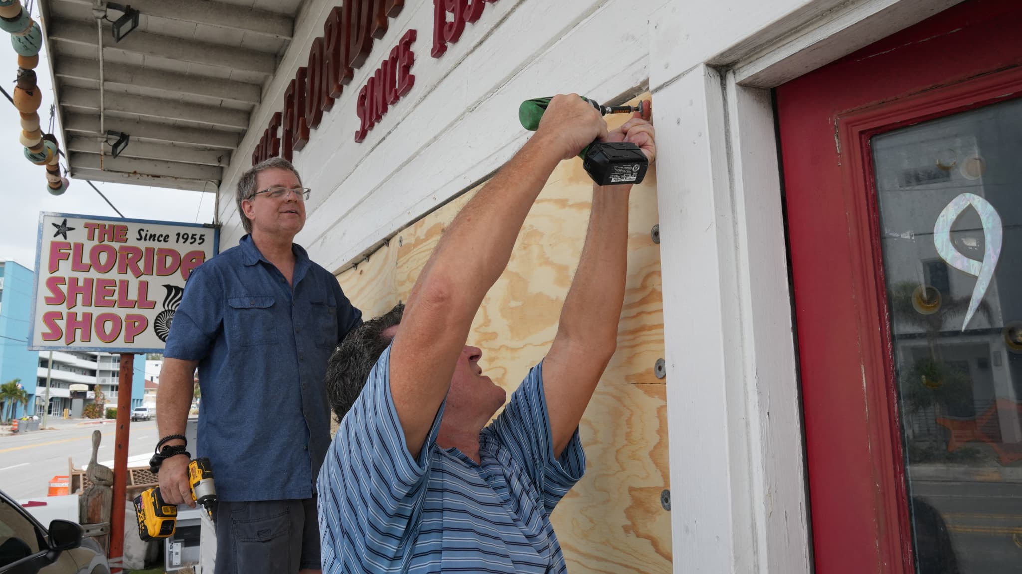 Des résidents arrangent un magasin de coquillages avant que l’ouragan Milton ne touche terre au milieu de cette semaine à Treasure Island, en Floride, le 7 octobre 2024. (Photo d'illustration)