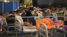 Des patients sous oxygène dans un hall de réception transformé en unité anti-Covid, le 27 avril 2021 à New Delhi, en Inde
