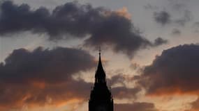 Le soleil se couche derrière le palais de Westminster, à Londres. Les Britanniques passeraient six mois de leur existence à discuter de la pluie, du beau temps et de tout ce qui a trait à la météo en général, à en croire une étude publiée vendredi par Llo