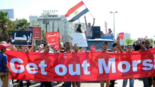 Des Egyptiens manifestent contre Morsi, vendredi, à Alexandrie.