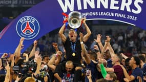 Luis Enrique porté en triomphe par les joueurs du PSG en soulevant la Ligue des champions, 31 mai 2025