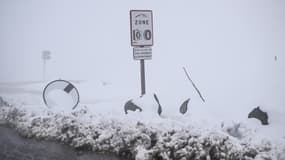 Un panneau sur une route enneigée après de fortes chutes de neige au col des Aravis, près de La Clusaz en Haute-Savoie, le 17 avril 2025.
