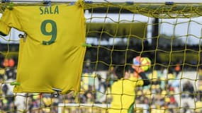 Un maillot d'Emiliano Sala accroché dans le but nantais à la Beaujoire 