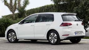 Une Volkswagen e-golf 100% électrique. Les voitures hybrides du groupe (marques VW, Audi et Porsche) seraient également concernées par le rappel