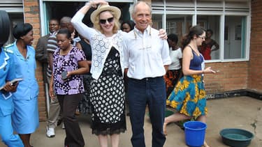 Madonna en novembre 2014 devant le Queen Elizabeth Central Hospital, lors du lancement du projet d'hôpital pédiatrique.