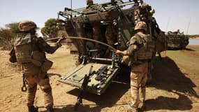 Militaires français déployés à Gao, au Mali. Le projet de budget pluriannuel de la Défense présenté ce vendredi en conseil des ministres prévoit la suppression de près de 34.000 postes dans l'armée française sur les six prochaines années. /Photo prise le