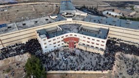 Des Syriens se rassemblent près de la prison de Saydnaya, où le régime de Bachar al-Assad torturaient ses opposants, le 9 décembre 2024