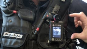 Placée directement sur le policier, la caméra peut être déclenchée lors d'une intervention.