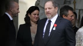 Harvey Weinstein arborant la légion d'honneur. 
