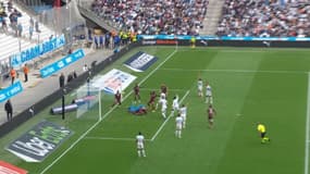 Kouyaté repousse le ballon sur la ligne de but de l'OM