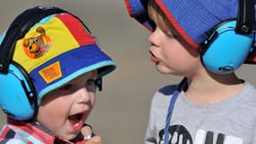 Les acouphènes peuvent être favorisés par des expositions répétées à des bruits ayant un niveau sonore élevé (illustration).