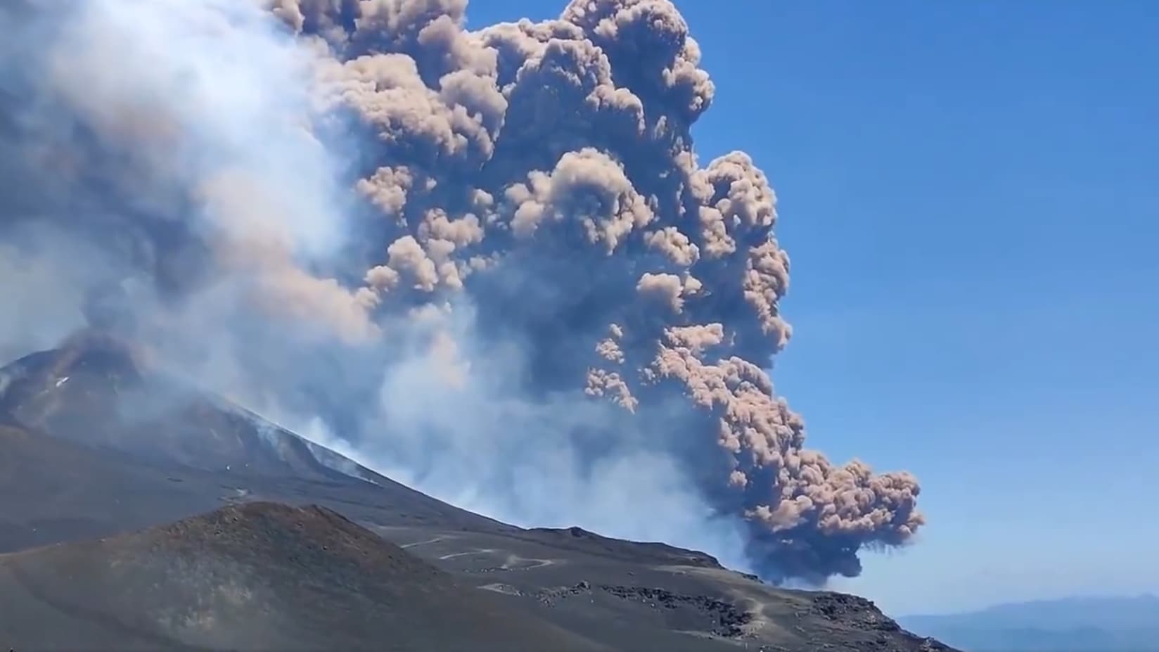L'Etna entre en éruption: les fumées du volcan forcent l'aéroport de Catane à suspendre ses arrivées, en plein chassé-croisé d'août