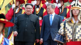 Kim Jong Un et Moon Jae-in défilent côte à côte en amont d'un sommet historique entre les deux Corées, le 27 avril 2018