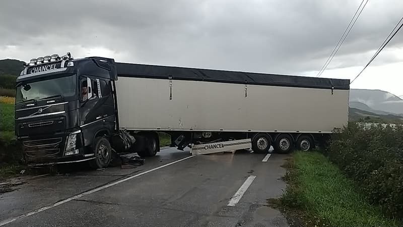 Par mesure de précaution, la route a été coupée et des déviations ont été mise en place, encadrées par les gendarmes rattachés à la compagnie de Gap.