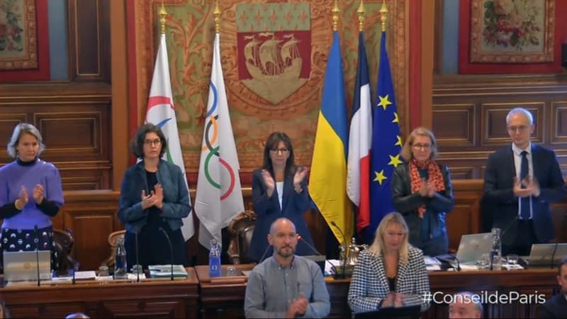 Anne Hidalgo applaudit au Conseil de Paris le 11 octobre 2022