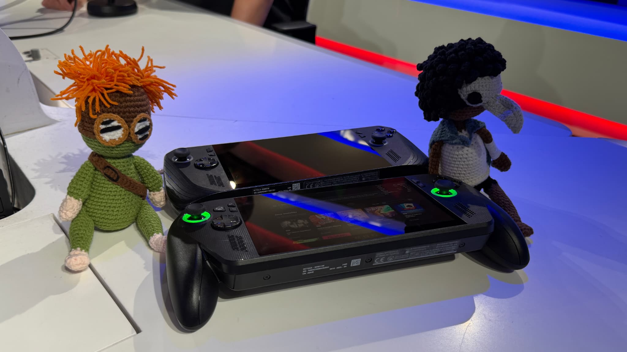La console ROG Xbox Ally X au premier plan et la ROG Ally X au-dessus La console ROG Xbox Ally X au premier plan et la ROG Ally X au-dessus