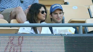 Les acteurs américains Mila Kunis et Ashton Kutcher dans un stade à Los Angeles, le 28 juin 2014