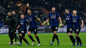 La joie des joueurs de l'Inter Milan, après leur victoire à domicile, 4-0 face à Cagliari, lors de la 17e journée de Serie A, le 12 décembre 2021 au Stade Giusepppe-Meazza