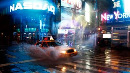A Times Square. L'ouragan Irene a commencé samedi soir à toucher New York, dont les rues balayées par la pluie et le vent ont été désertées par les habitants. Irene semble se diriger tout droit sur la capitale de la finance mondiale et il ne devrait faire