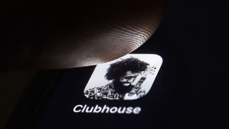 Clubhouse fait office de radio collaborative de poche. 