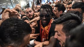 Bafé Gomis lors de son arrivée à Galatasaray