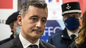 Le ministre de l'Intérieur Gérald Darmanin rencontre des policiers dans un commissariat à  Nanterre, le 31 décembre 2020.